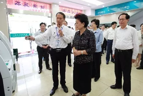 刘延东副总理视察长庆潮鸣街道社区卫生服务中心
